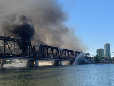 Tren descarrila y provoca incendio y colapso de un puente en Estados Unidos