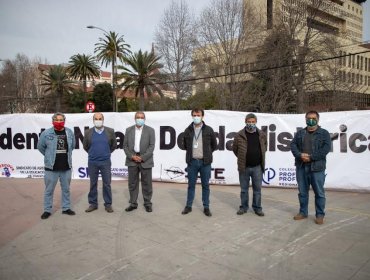 Municipio y gremios de la educación de Valparaíso desplegaron lienzo frente al Congreso exigiendo al Gobierno evitar nueva deuda histórica