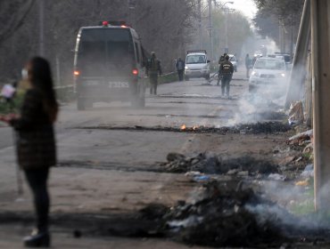 Vecinos de Maipú queman neumáticos en protesta a sensación de inseguridad en Pueblito La Farfana