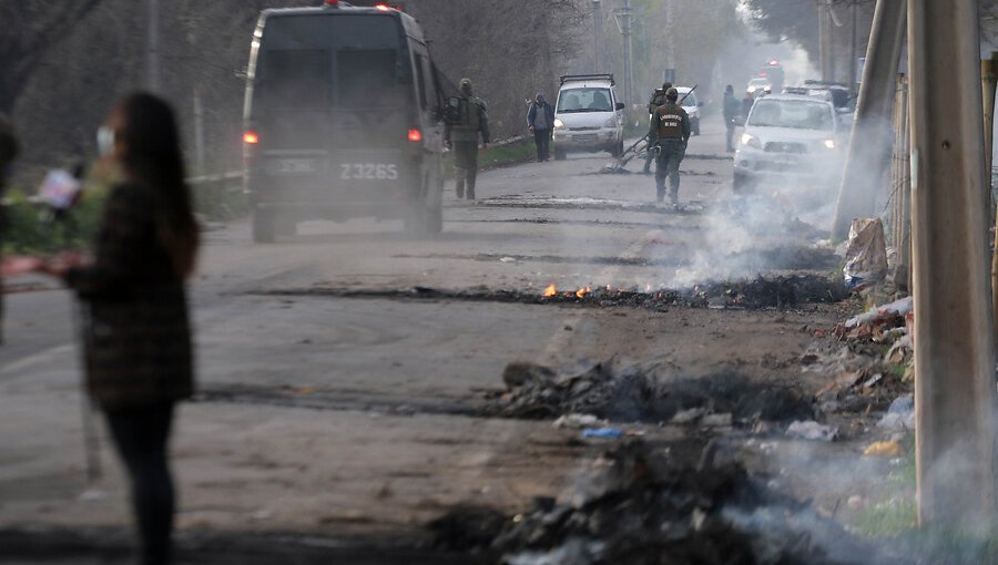 Vecinos de Maipú queman neumáticos en protesta a sensación de inseguridad en Pueblito La Farfana