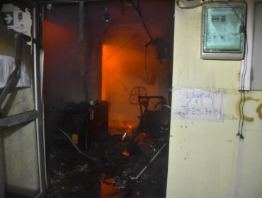 Violenta noche en La Araucanía dejó dos municipalidades incendiadas