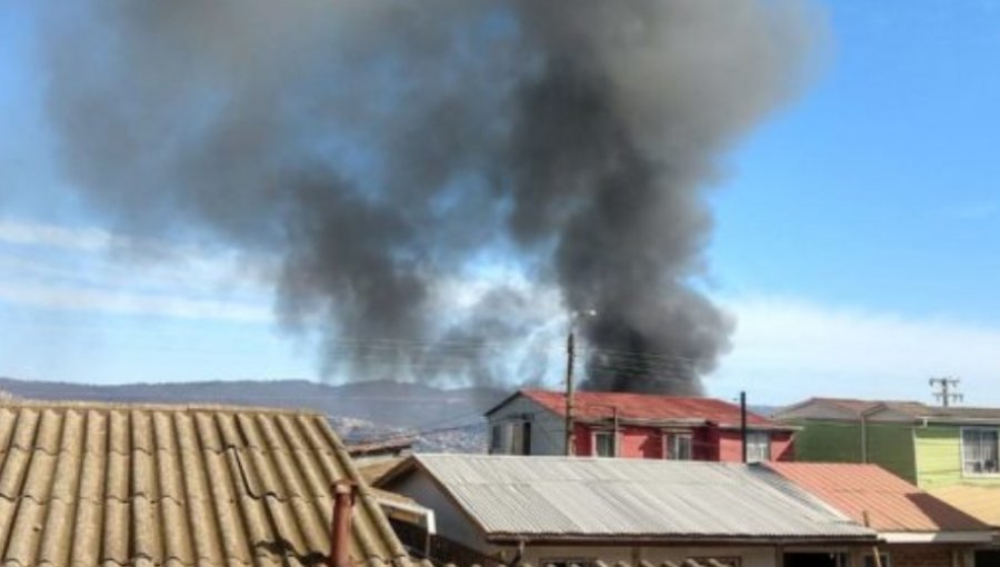 Incendio consumió tres viviendas de material ligero en sector Nueva Aurora de Viña del Mar