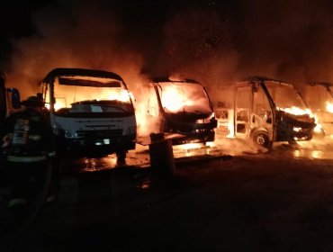 Investigan incendio que afectó a nueve microbuses y dejó pérdidas millonarias en Antofagasta