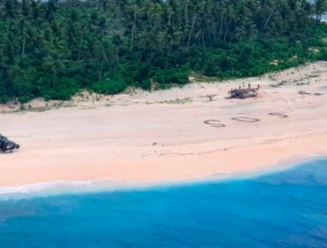 Rescatan a tres marineros varados en isla desierta del Pacífico tras escribir SOS en la arena