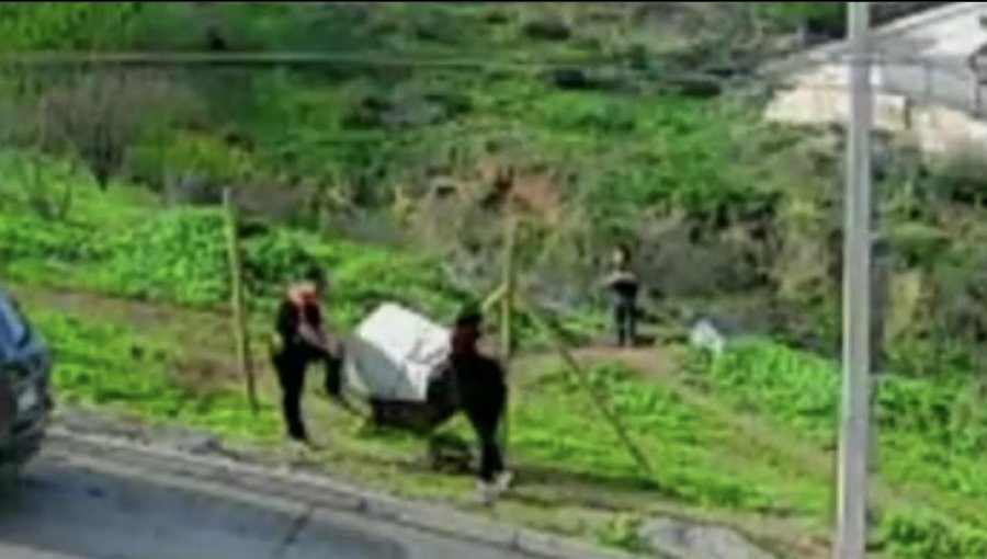 Viralizan fotografía que mostraría a madre de Ámbar y su pareja caminando con una lavadora