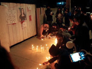 Decenas de personas participaron en velatón frente a la casa de Ámbar en Villa Alemana