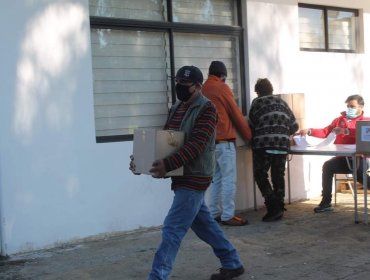 Municipalidad de La Calera entregó más de 320 cajas de alimentos a feriantes que no han podido trabajar