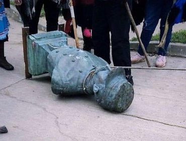 Manifestantes derribaron y luego lanzaron al río Lumaco el busto de Cornelio Saavedra