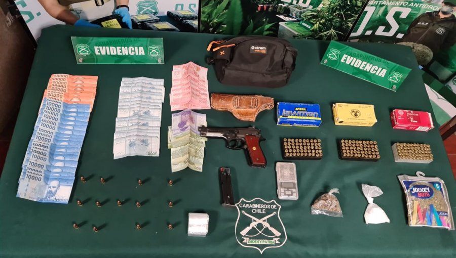 Perros del OS7 hallaron drogas y armas en vehículo fiscalizado en Quillota