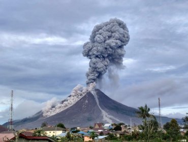 El volcán Sinabung, al norte de la isla de Sumatra, entró en erupción