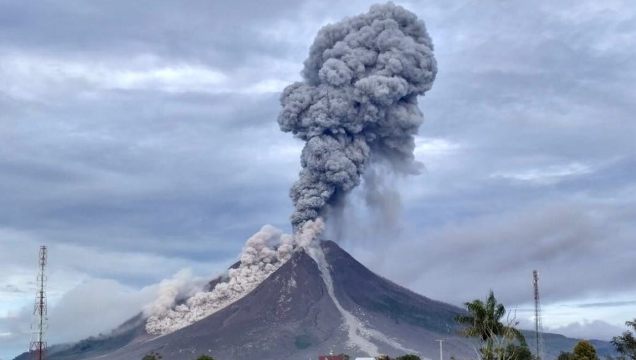 El volcán Sinabung, al norte de la isla de Sumatra, entró en erupción