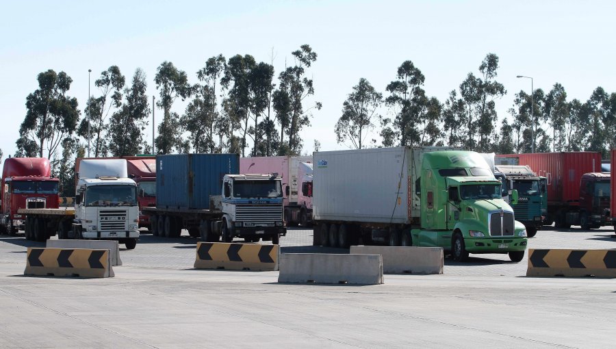 Camioneros en alerta: Este lunes sostendrán reunión clave en La Moneda para evitar inminente "paro"