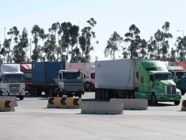 Camioneros en alerta: Este lunes sostendrán reunión clave en La Moneda para evitar inminente "paro"