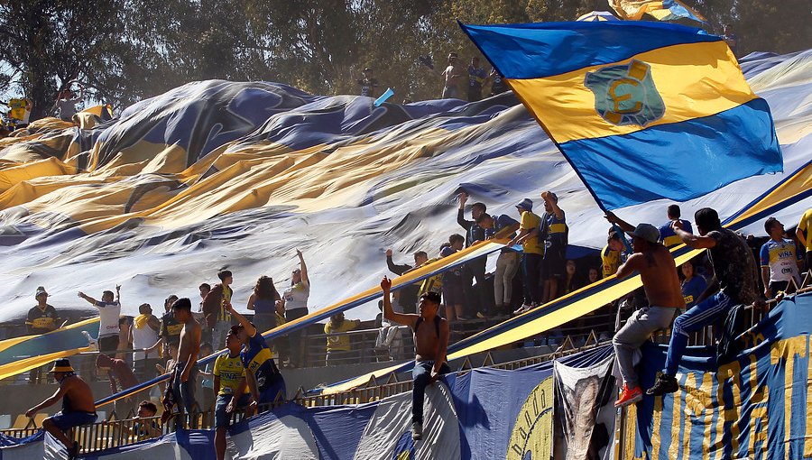 Más de 60 personas se congregaron en masivo funeral de hincha de Everton en cementerio de Viña del Mar