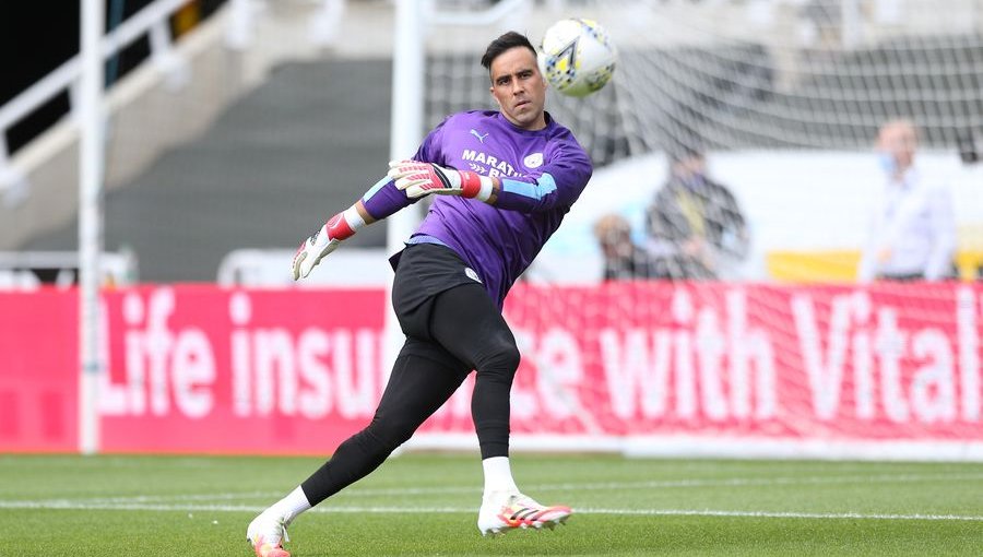 Real Betis, "colonia de chilenos": Claudio Bravo cerca de fichar en cuadro español