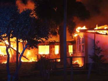 Casa patronal quedó completamente destruida tras ataque incendiario en Cañete