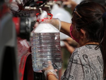 Pese a orden judicial de entregarles 100 litros diarios de agua, vecinos de la provincia de Petorca denuncian recibir sólo 20 litros