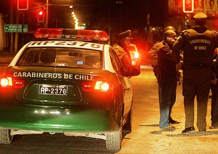 Hombre recibió impacto de bala en su rostro tras ser atacado desde un auto en bencinera de Puente Alto