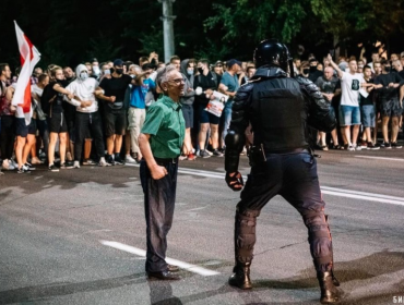 Policía de Bielorrusia dispara contra manifestantes que protestaban por reelección del presidente Lukashenko