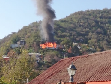 Incendio en ladera de un cerro consume totalmente una vivienda en la comuna de Olmué