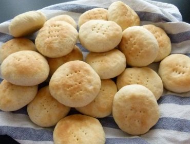 Familia de Playa Ancha dona productos de su panadería al hospital Carlos van Buren