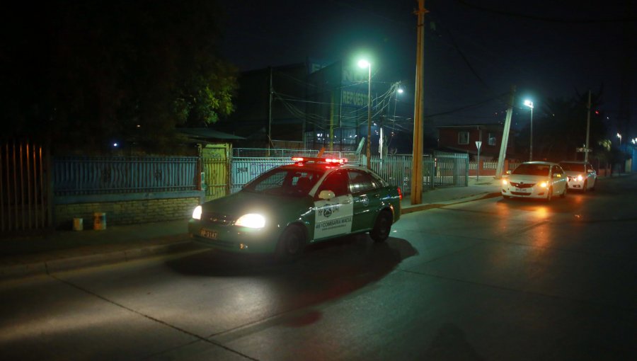 Dos carabineros de civil fueron agredidos y asaltados por una decena de personas en Santiago