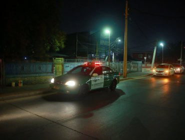 Dos carabineros de civil fueron agredidos y asaltados por una decena de personas en Santiago