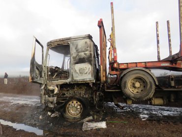 Dos camiones, una grúa y una cosechadora resultaron quemadas tras nuevo atentado en Arauco