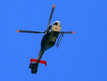 En arriesgada maniobra helicóptero de Carabineros rescata dos excursionistas