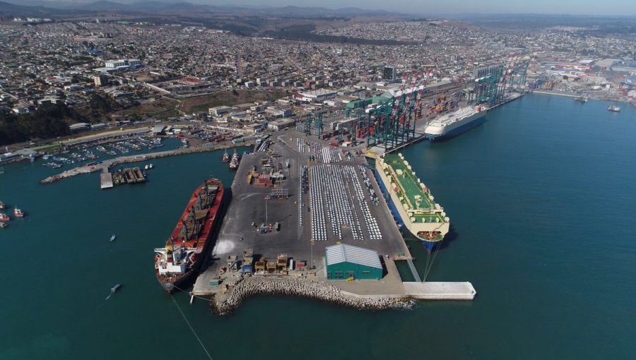 Tres navieras son condenadas a millonarias multas por "colusión" en transporte de autos desde Asia a Chile