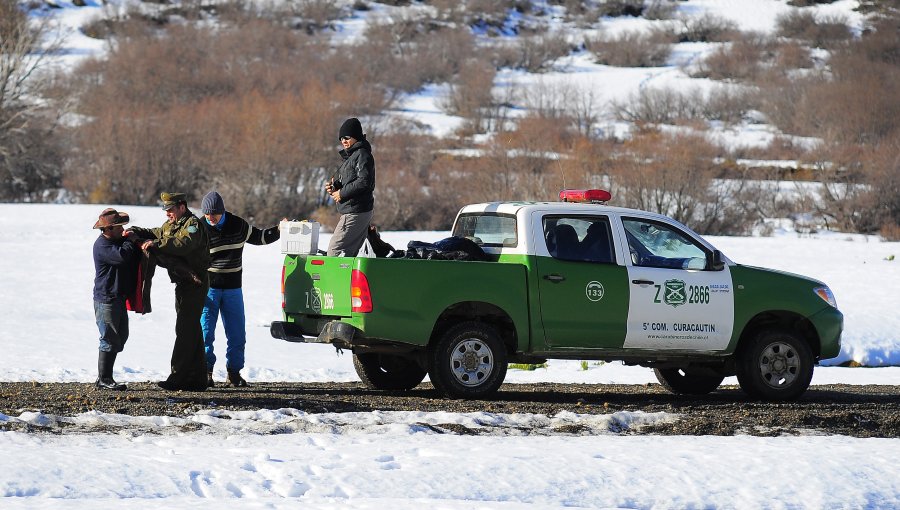 Carabineros atravesó la nieve y entregó ayuda a comunidad de Quinquén