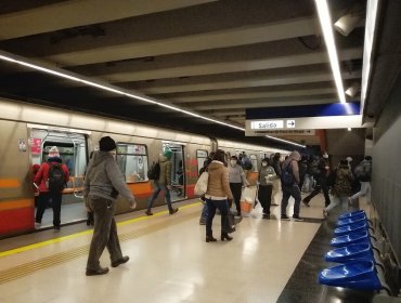 Metro de Santiago interpuso querella criminal tras detectar hilo curado al interior de dos vagones