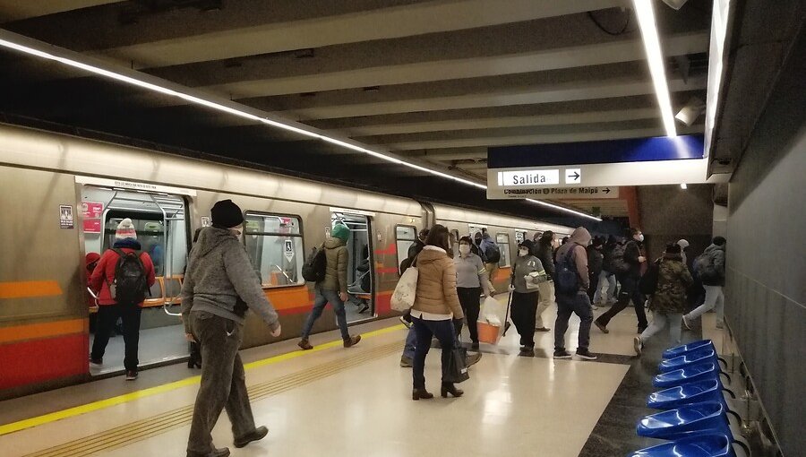 Metro de Santiago interpuso querella criminal tras detectar hilo curado al interior de dos vagones