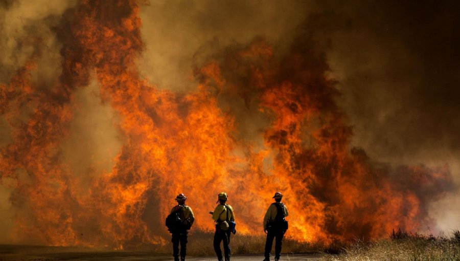 California declara estado de emergencia por una treintena de incendios que permanecen activos