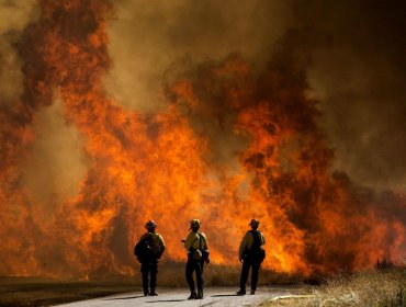 California declara estado de emergencia por una treintena de incendios que permanecen activos