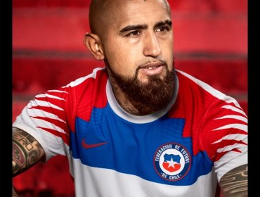 Arturo Vidal y Mauricio Isla dieron a conocer la nueva camiseta de la selección chilena