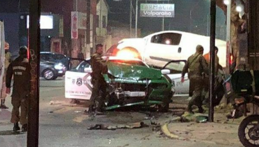 Tres lesionados deja violenta colisión entre furgón y patrulla de Carabineros en Villa Alemana