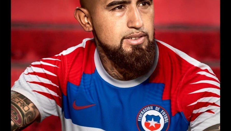 Arturo Vidal y Mauricio Isla dieron a conocer la nueva camiseta de la selección chilena