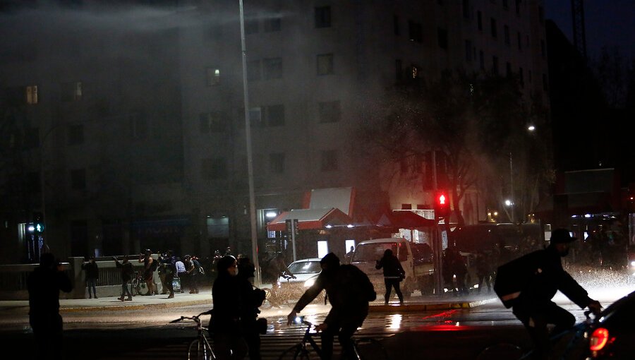 Decenas de personas se manifestaron en plaza Baquedano a la espera de medidas cautelares contra acusado de disparar a Gustavo Gatica