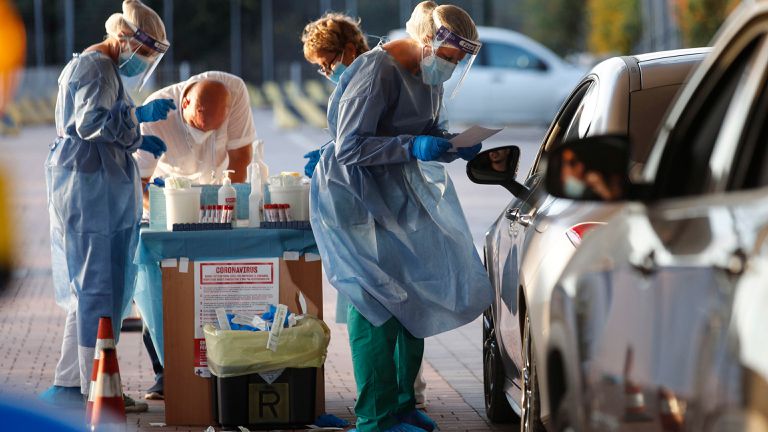 España: Autoridades sanitarias registran casi 20.000 casos de Covid-19 este fin de semana