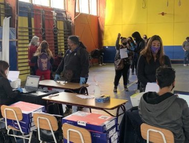 Adultos viñamarinos que regulan sus estudios recibieron computador para apoyar su educación