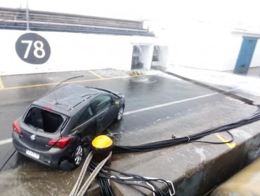 Impactante video muestra a vehículo siendo arrastrado por las marejadas en Valparaíso