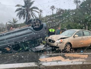 Un lesionado deja colisión y posterior volcamiento de vehículo menor en la ruta Las Palmas de Viña del Mar