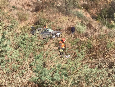 Vehículo menor traspasa barreras de contención y termina desbarrancando en la ruta Las Palmas de Viña del Mar