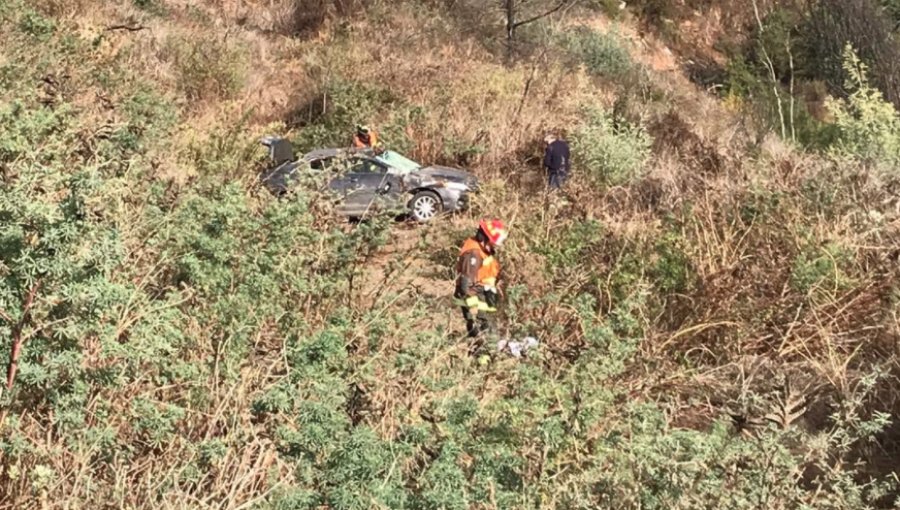 Vehículo menor traspasa barreras de contención y termina desbarrancando en la ruta Las Palmas de Viña del Mar