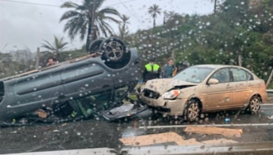 Un lesionado deja colisión y posterior volcamiento de vehículo menor en la ruta Las Palmas de Viña del Mar