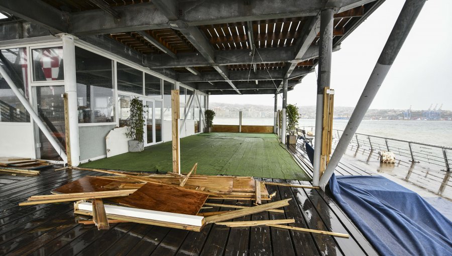 Restaurante ubicado en el Muelle Barón sufre graves daños producto de las marejadas en Valparaíso