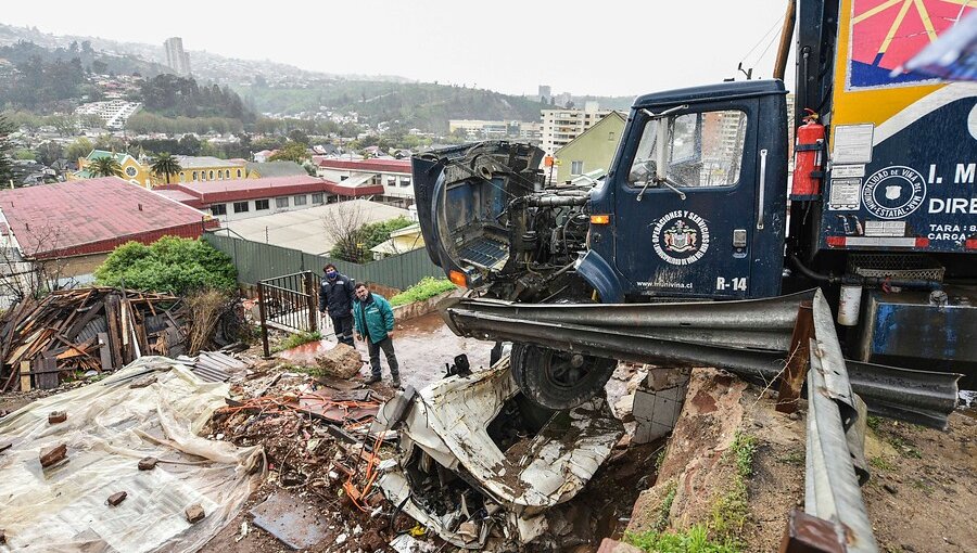 Camión recolector de basura de la Municipalidad de Viña impacta barrera de contención y termina colgando en un domicilio