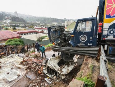 Camión recolector de basura de la Municipalidad de Viña impacta barrera de contención y termina colgando en un domicilio