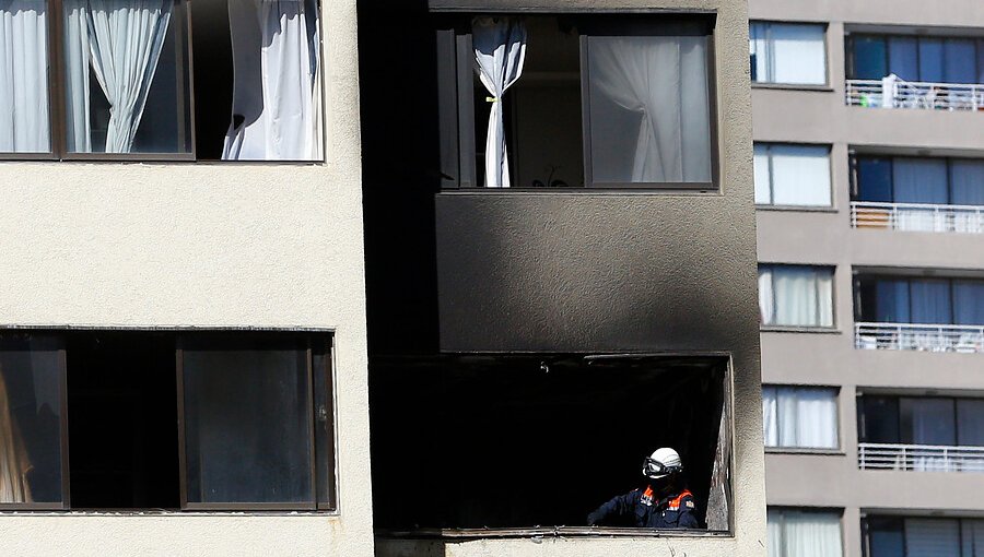 Incendio de departamento provocó desalojo de edificio en cerro San Roque de Valparaíso